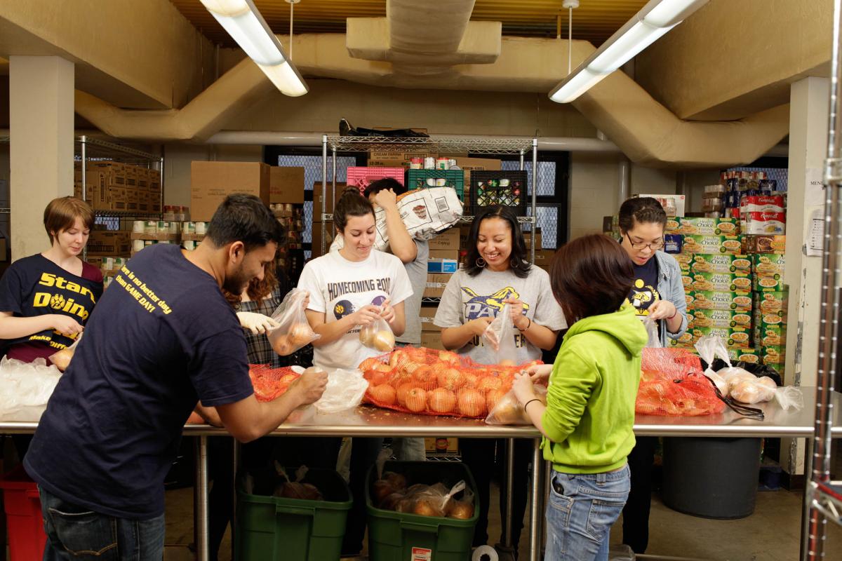  students volunteering at a food pantry.
